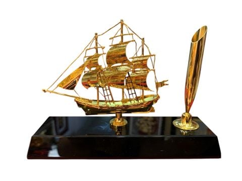 Thuyền buồm mạ vàng 24k ngang 15 cao 11 sâu 4,5cm