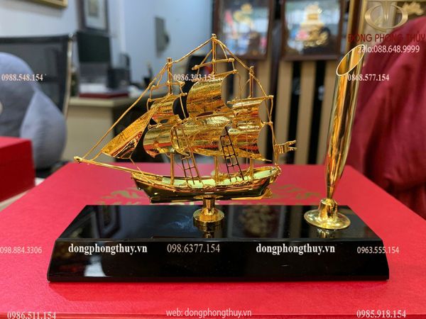 Thuyền buồm mạ vàng 24k ngang 15 cao 11 sâu 4,5cm