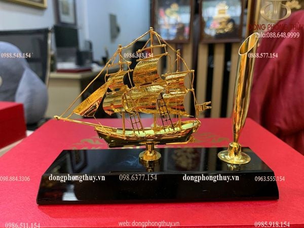 Thuyền buồm mạ vàng 24k ngang 15 cao 11 sâu 4,5cm