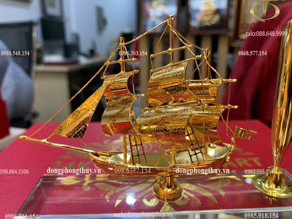 Thuyền buồm mạ vàng 24k ngang 15 cao 11 sâu 4,5cm