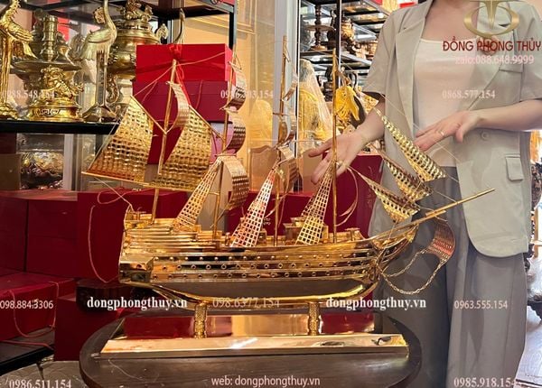 Quà tặng vip: Mô hình thuyền buồm mạ vàng 24k