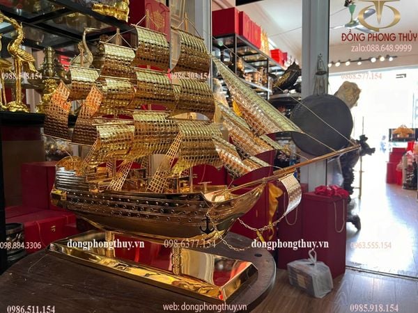 Quà tặng vip: Mô hình thuyền buồm mạ vàng 24k