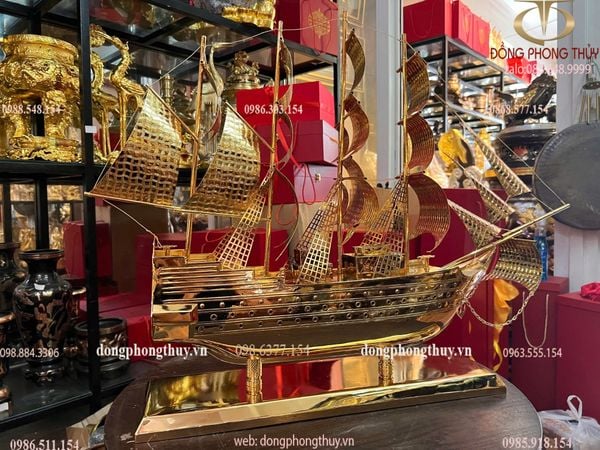 Quà tặng vip: Mô hình thuyền buồm mạ vàng 24k