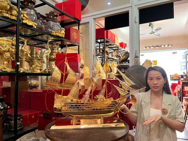 Quà tặng vip: Mô hình thuyền buồm mạ vàng 24k