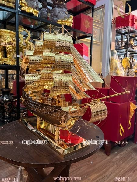 Quà tặng vip: Mô hình thuyền buồm mạ vàng 24k