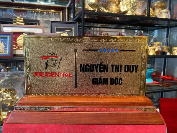 Biển chức danh bằng đồng mạ vàng 24k cao 17cm ngang 24.5cm