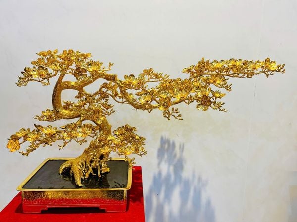 Chậu mai bằng đồng mạ vàng 24k cao 42 ngang 75 rông 35 nặng 10kg