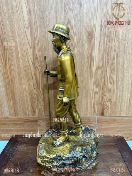 Tượng Bác Hồ bằng đồng hành quân cao 54 ngang 22 sâu 26 nặng 9,5kg
