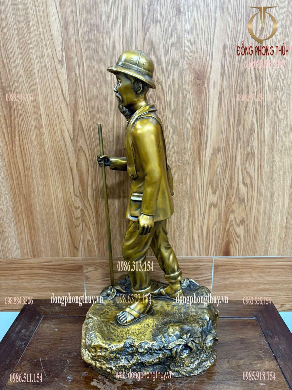 Tượng Bác Hồ bằng đồng hành quân cao 54 ngang 22 sâu 26 nặng 9,5kg