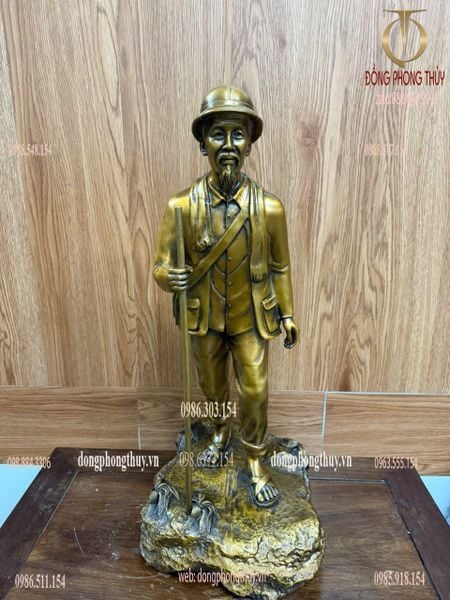 Tượng Bác Hồ bằng đồng hành quân cao 54 ngang 22 sâu 26 nặng 9,5kg