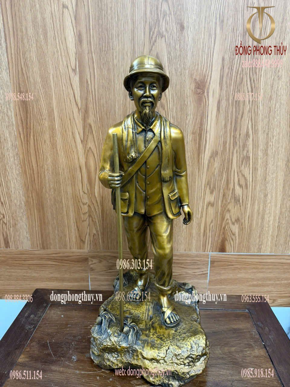 Tượng Bác Hồ bằng đồng hành quân cao 54 ngang 22 sâu 26 nặng 9,5kg