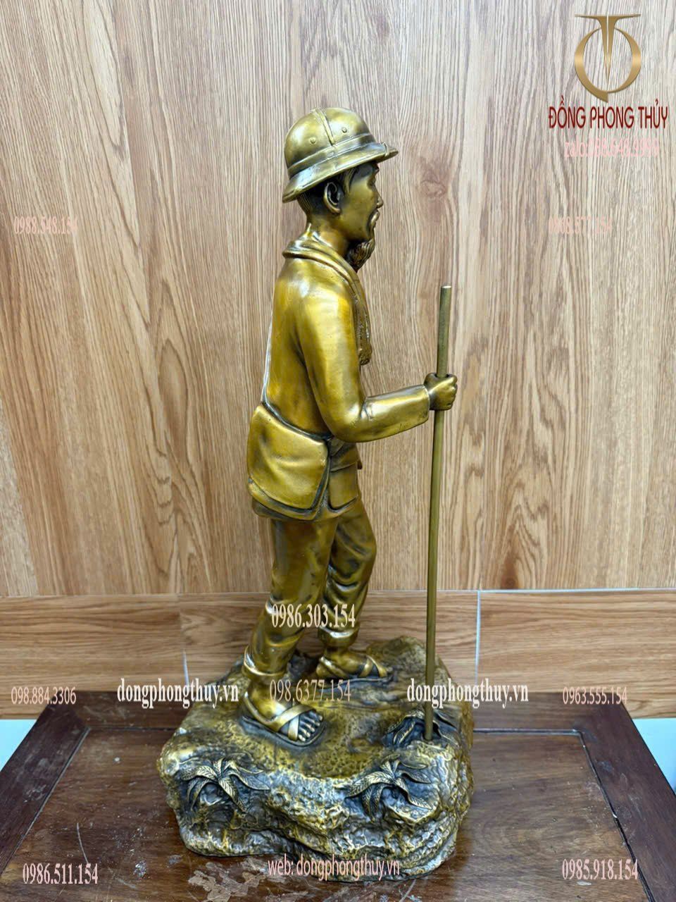 Tượng Bác Hồ bằng đồng hành quân cao 54 ngang 22 sâu 26 nặng 9,5kg