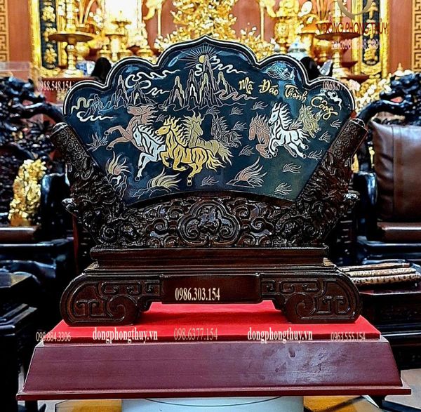 Tranh mã đáo thành công để bàn khảm ngũ sắc