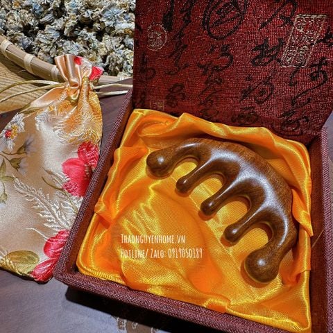  Lược gỗ đàn hương kèm túi lụa hộp 