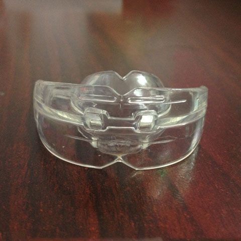 Miếng silicon bảo vệ răng miệng khi phun xăm thẩm mỹ