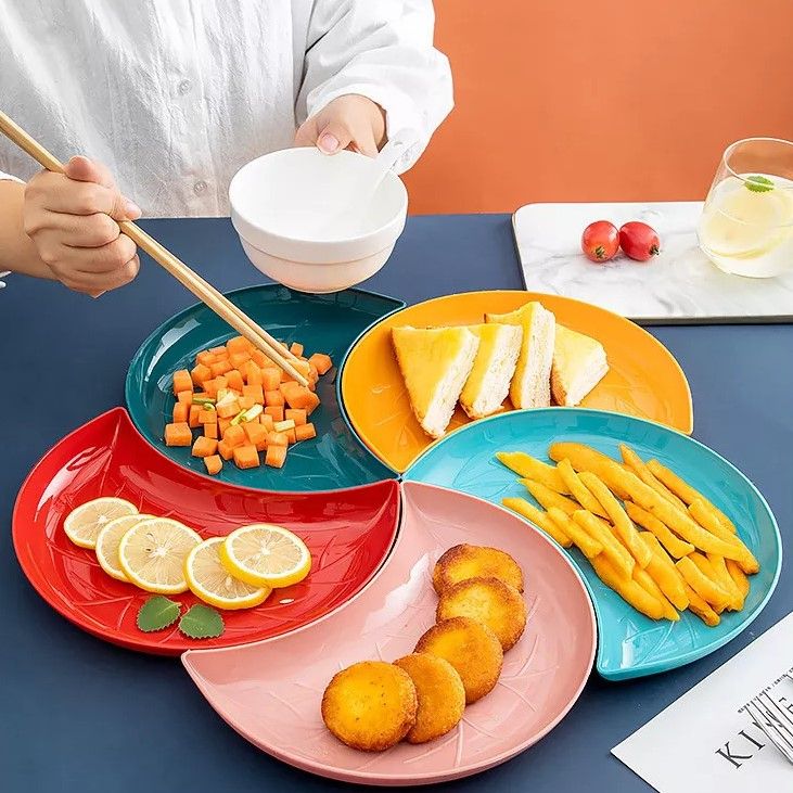Set 5 cái dĩa nhựa hình bán nguyệt 18.5 x 22.5cm xếp cánh hoa đủ màu