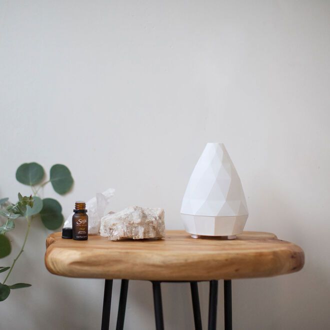 Máy xông tinh dầu mini Aroma Gem Matte White Diffuser Saje TIẾN THÀNH