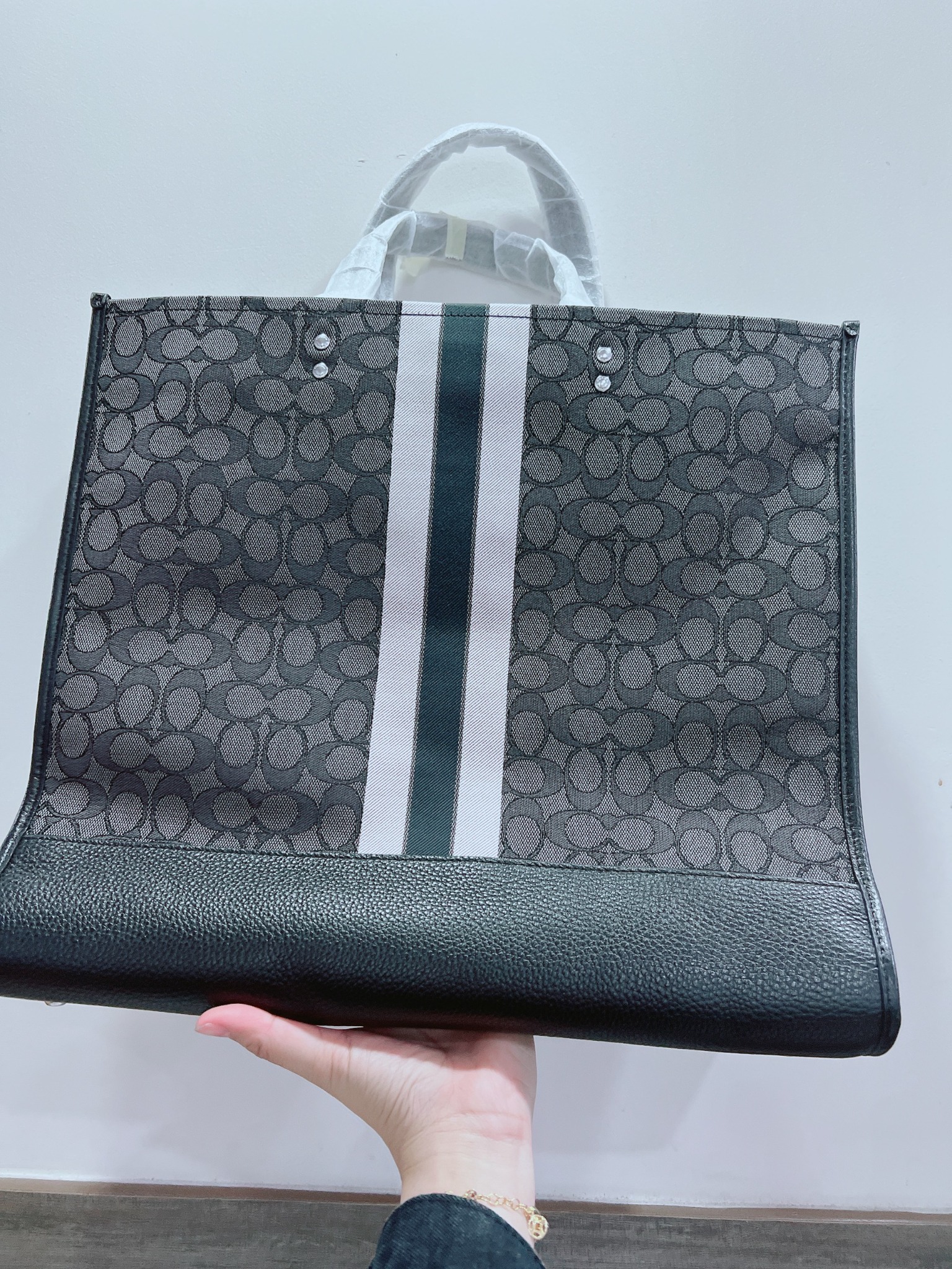 Túi xách da nam Coach New York họa tiết và sọc đen – TIẾN THÀNH BEAUTY Túi xách da nam Coach New York họa tiết và sọc đen – TIẾN THÀNH BEAUTY