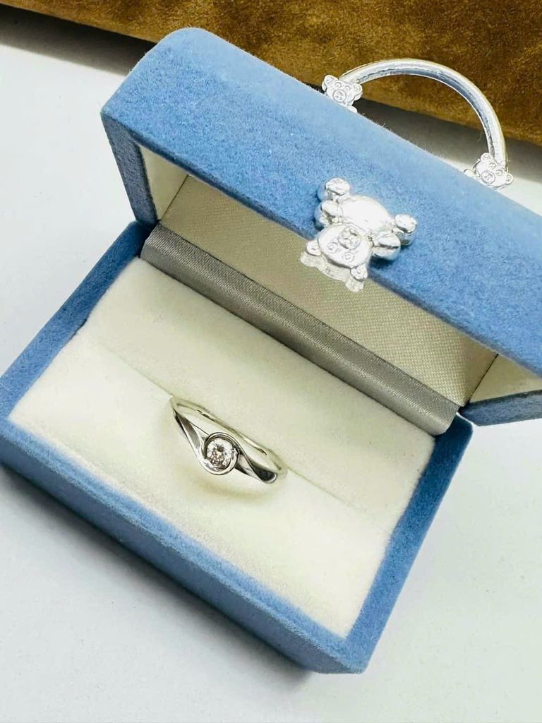 (ĐÃ BÁN) Nhẫn bạch kim pt900 đính viên kim 3li3 khắc 0.17ct kim tự nhiên