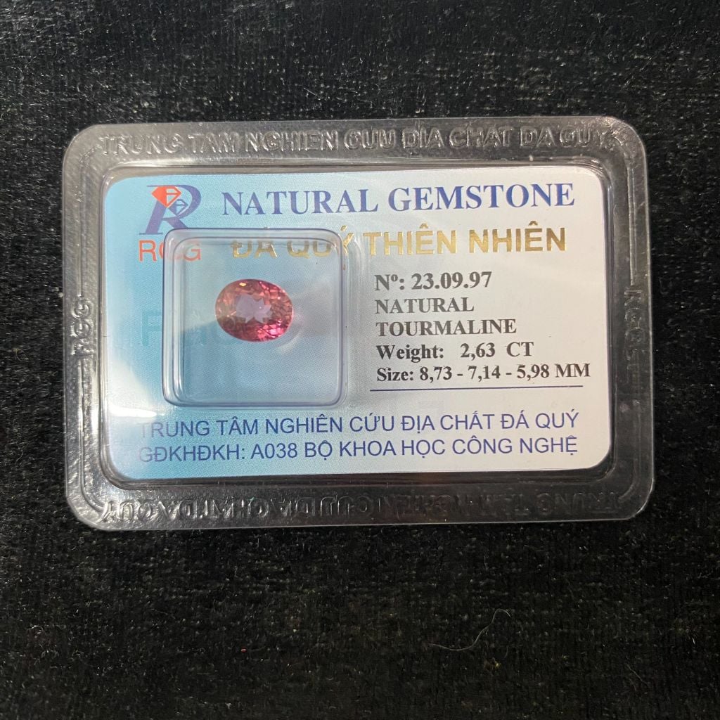 Tourmaline thiên nhiên luôn kiểm định size Oval  8,73 x 7,34 , trọng lượng 2,63 carat