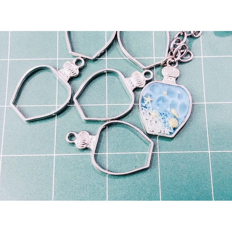 Khuôn móc khóa resin hình bình nước màu bạc