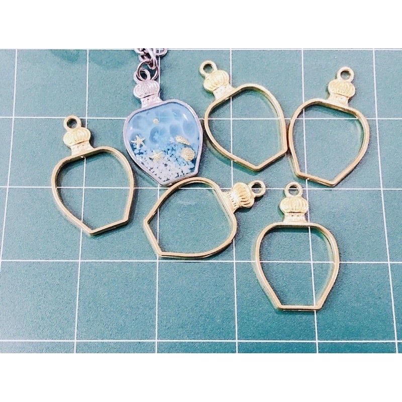 Khuôn mặt dây chuyền resin hình bình nước màu vàng kim