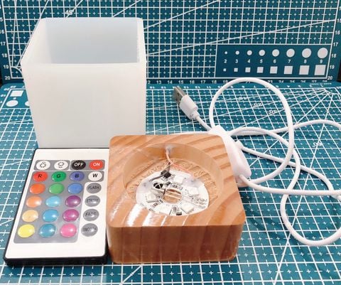  Bộ khuôn resin và đế gắn led làm đèn khối resin hình vuông 