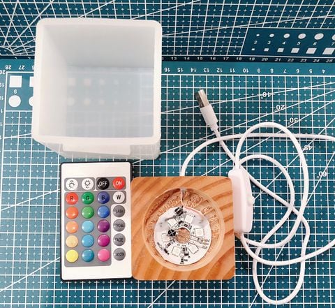  Bộ khuôn resin và đế gắn led làm đèn khối resin hình vuông 