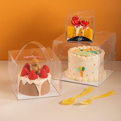 Hộp bánh kem nhựa trong quai xách 13x13x13cm.