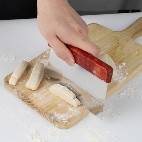 Dụng cụ cắt bột cán gỗ
