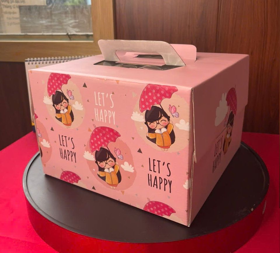 Hộp bánh kem kèm đế Búp bê 20cm cao 16cm