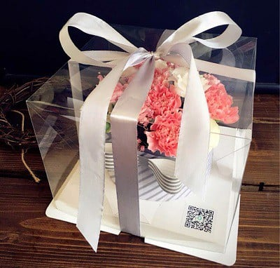 Hộp bánh kem nhựa trong hình vuông 29.5x18cm.