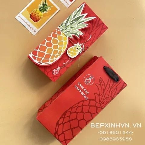 Bộ túi hộp bánh dứa đỏ buộc dây.