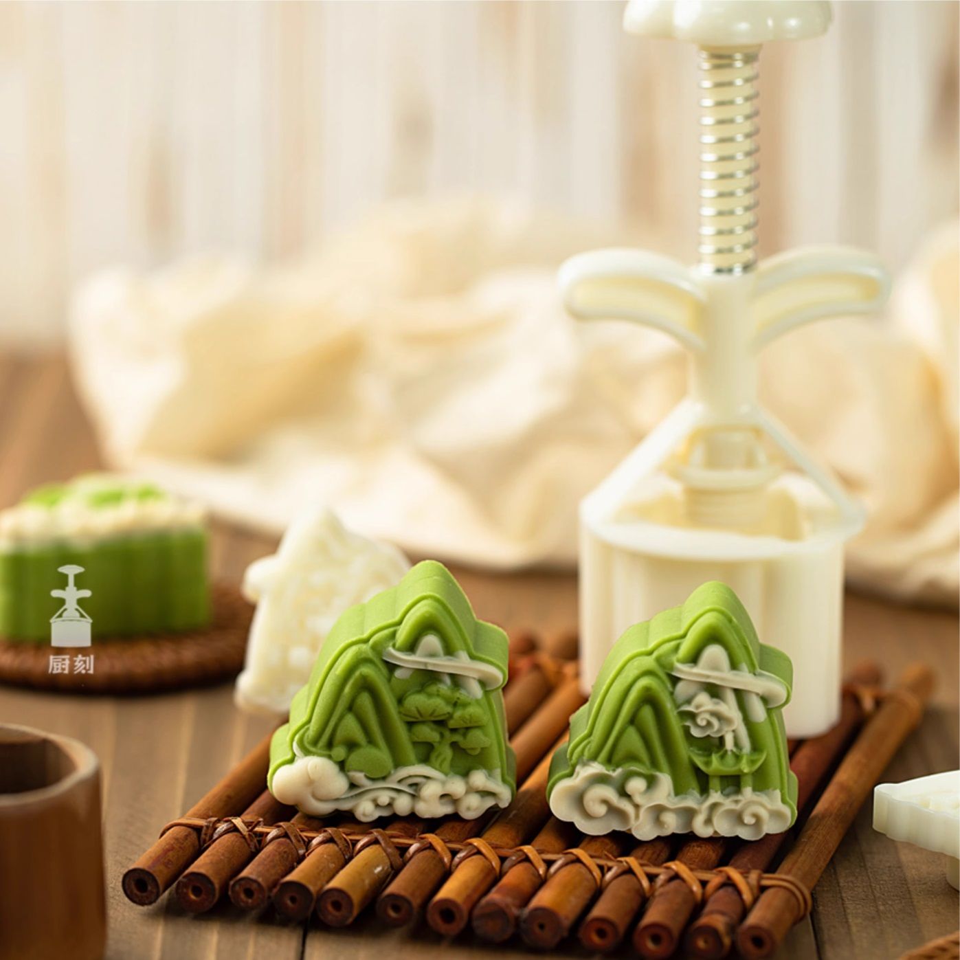 Khuôn trung thu 50g 2 mặt Mây Núi