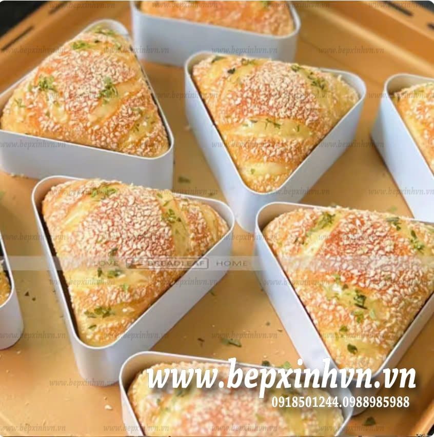 Khuôn ring tam giác bánh mì chà bông Nhật Bản