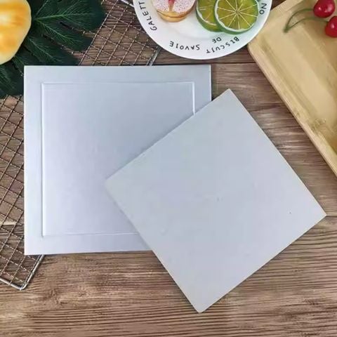 Đế lót bánh giấy vuông bạc 29cm