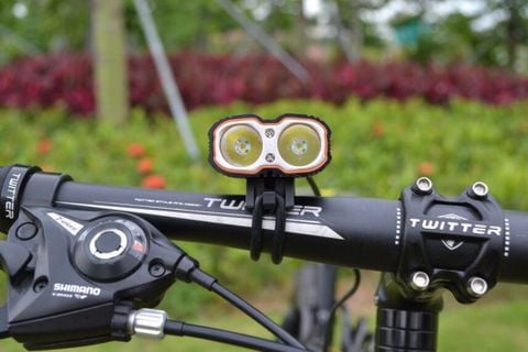  Đèn xe đạp cổng USB L073 2400 lumen 