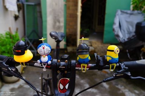  Doremon, Minion, Vit vàng đội nón PUBG gắn ghidong xe máy / xe đạp 