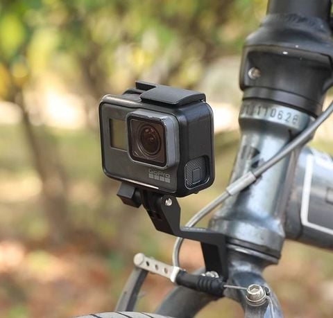  Bát bắt đèn , camera hành trình Gaciron lên phuộc xe đạp H21B 