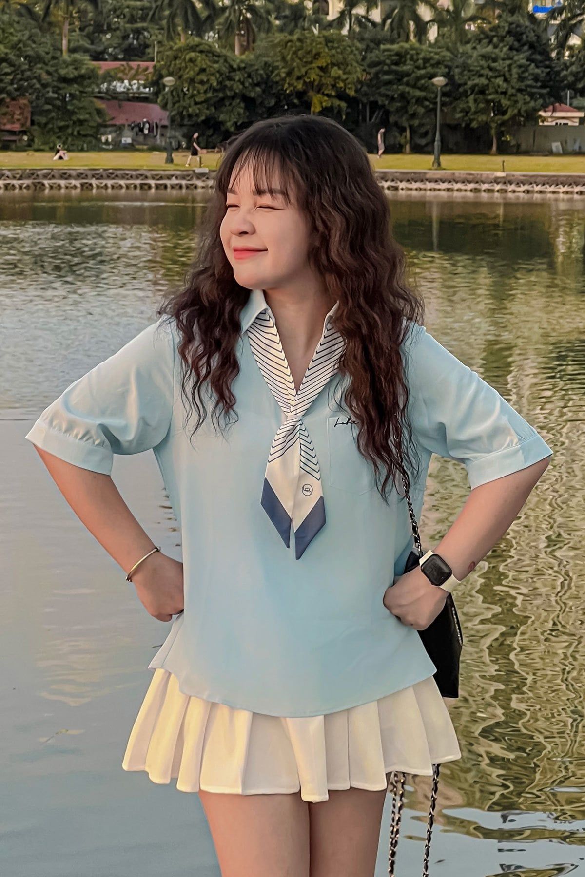 Áo sơ mi dáng rộng cổ V phối khăn - H61H24H002