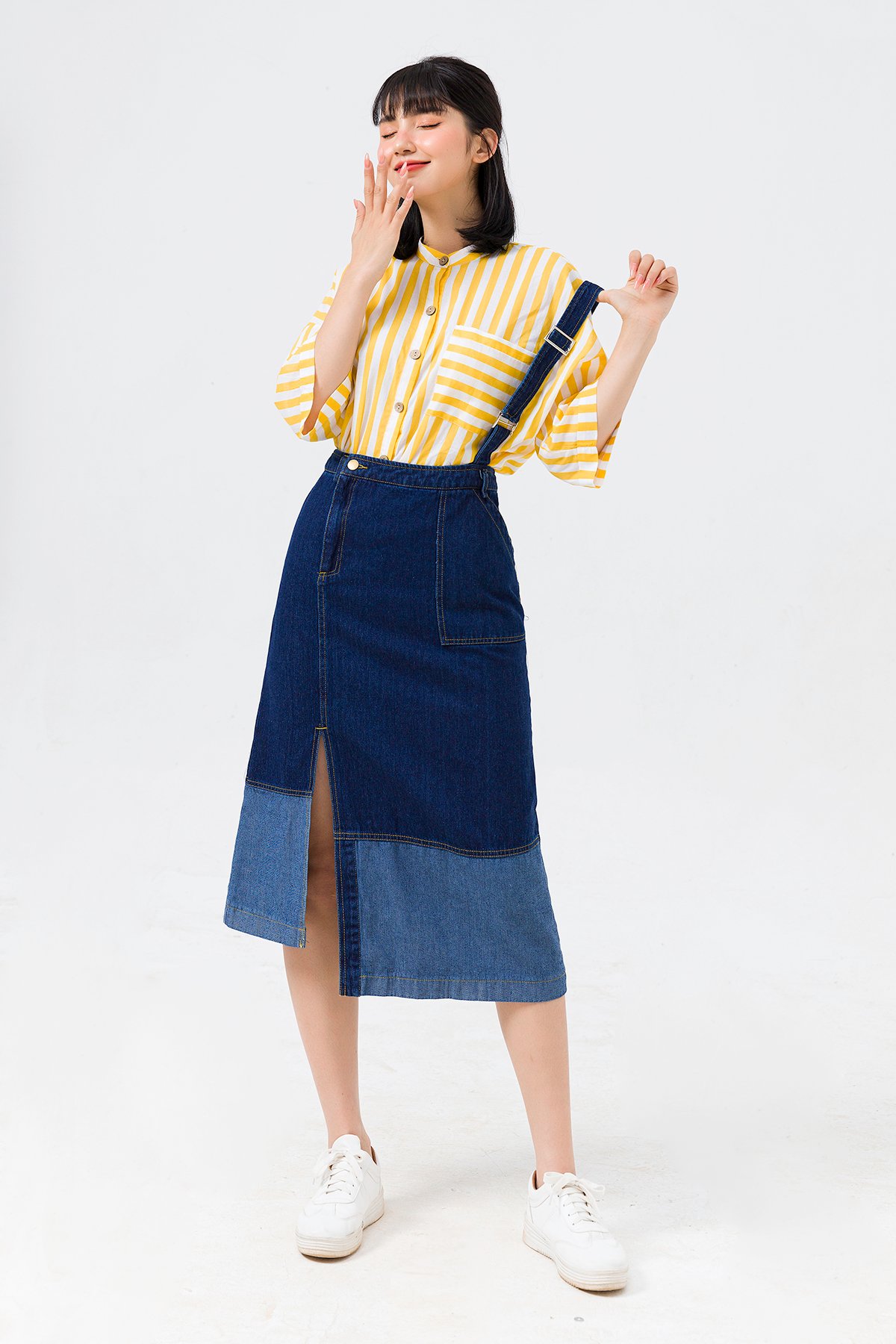 Váy yếm jean dài xanh đậm xẻ trước Nhà Kho Liti