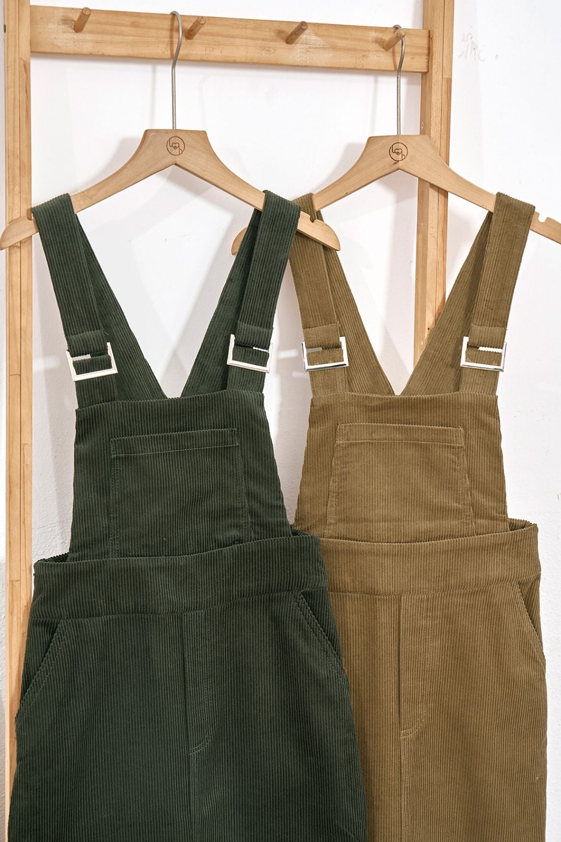 Đầm yếm xẻ gấu - H63O23T001