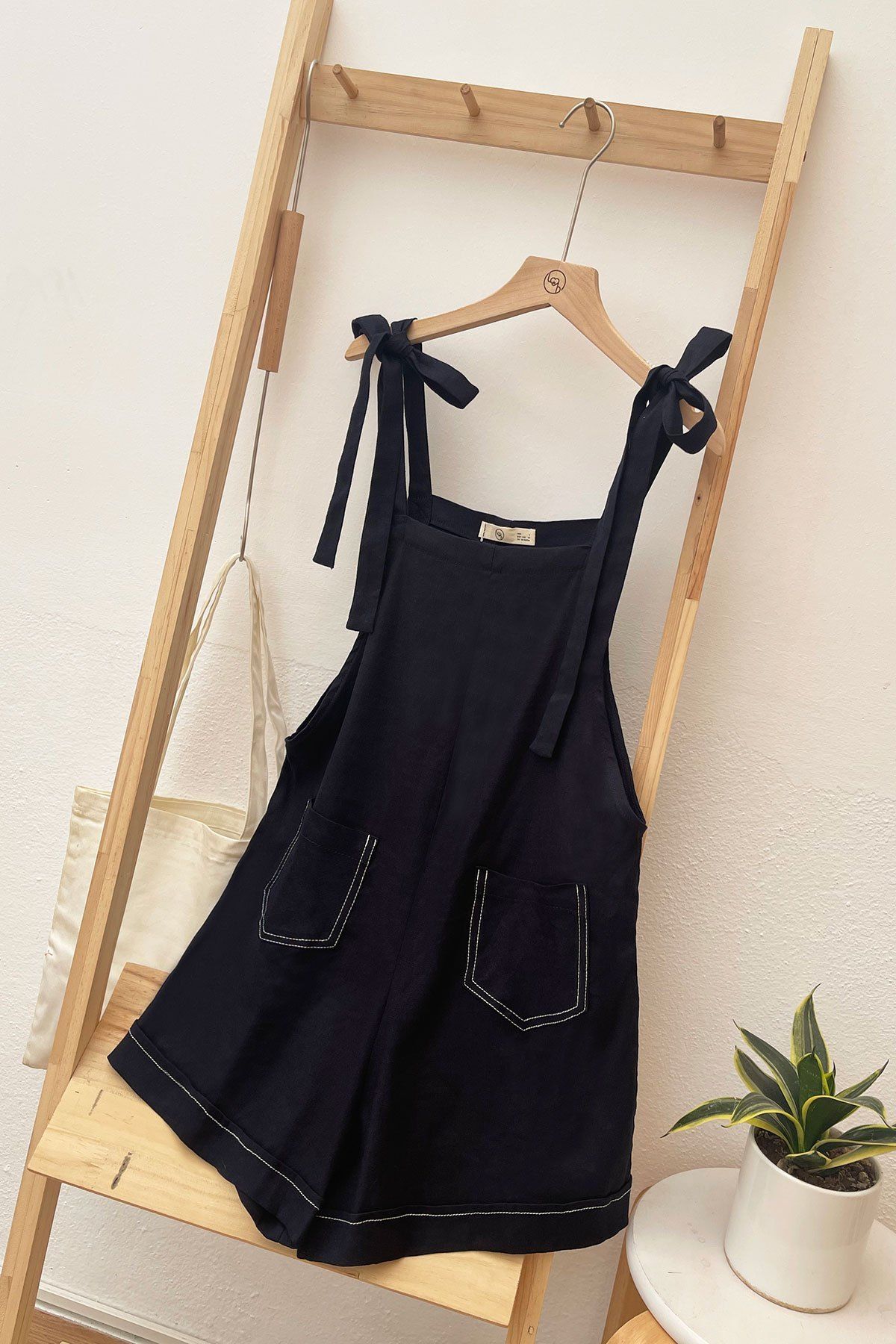 Quần shorts yếm nơ vai - H64O23Q001