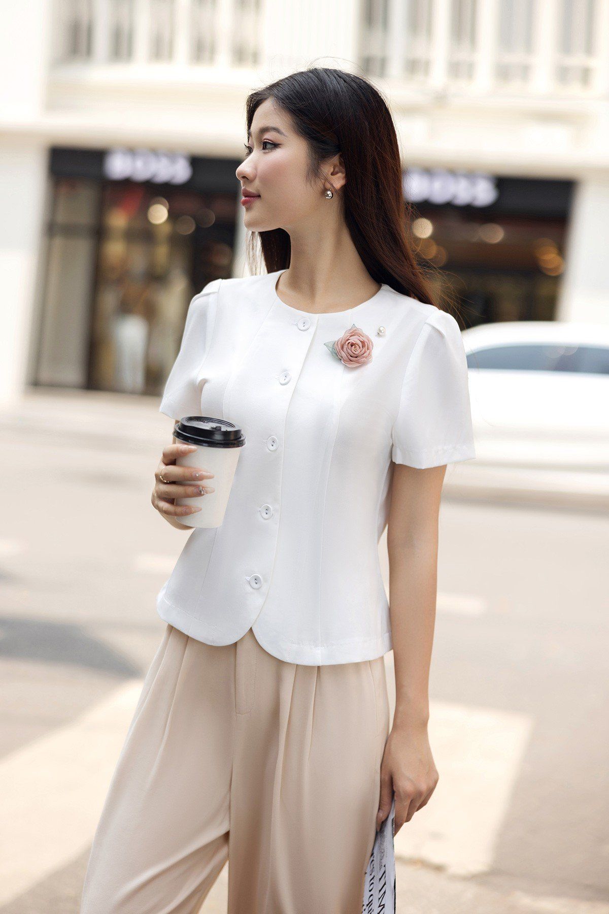 áo cổ tròn hoa ngực - L61H24Q010