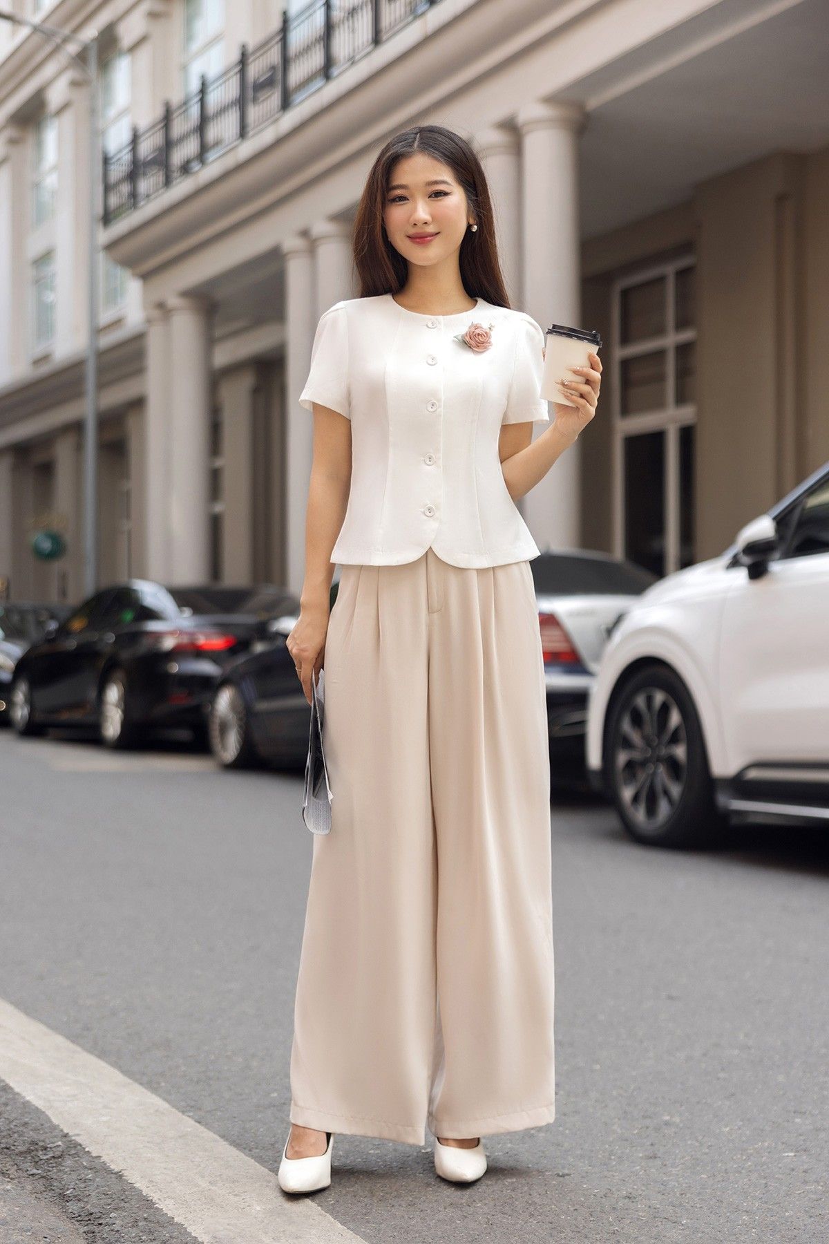 áo cổ tròn hoa ngực - L61H24Q010