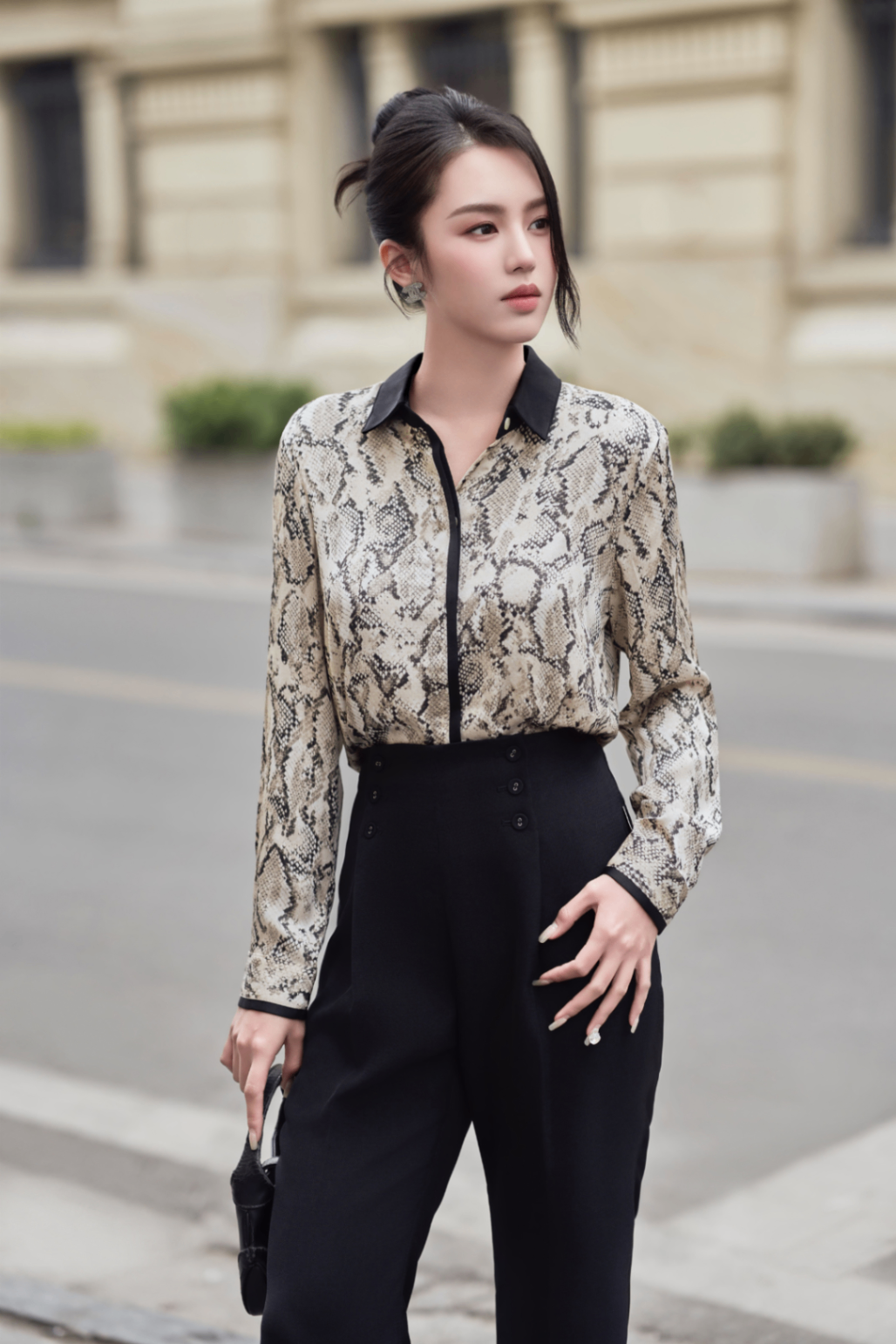 Áo sơ mi lụa họa tiết phối cổ  - L61H25Q006