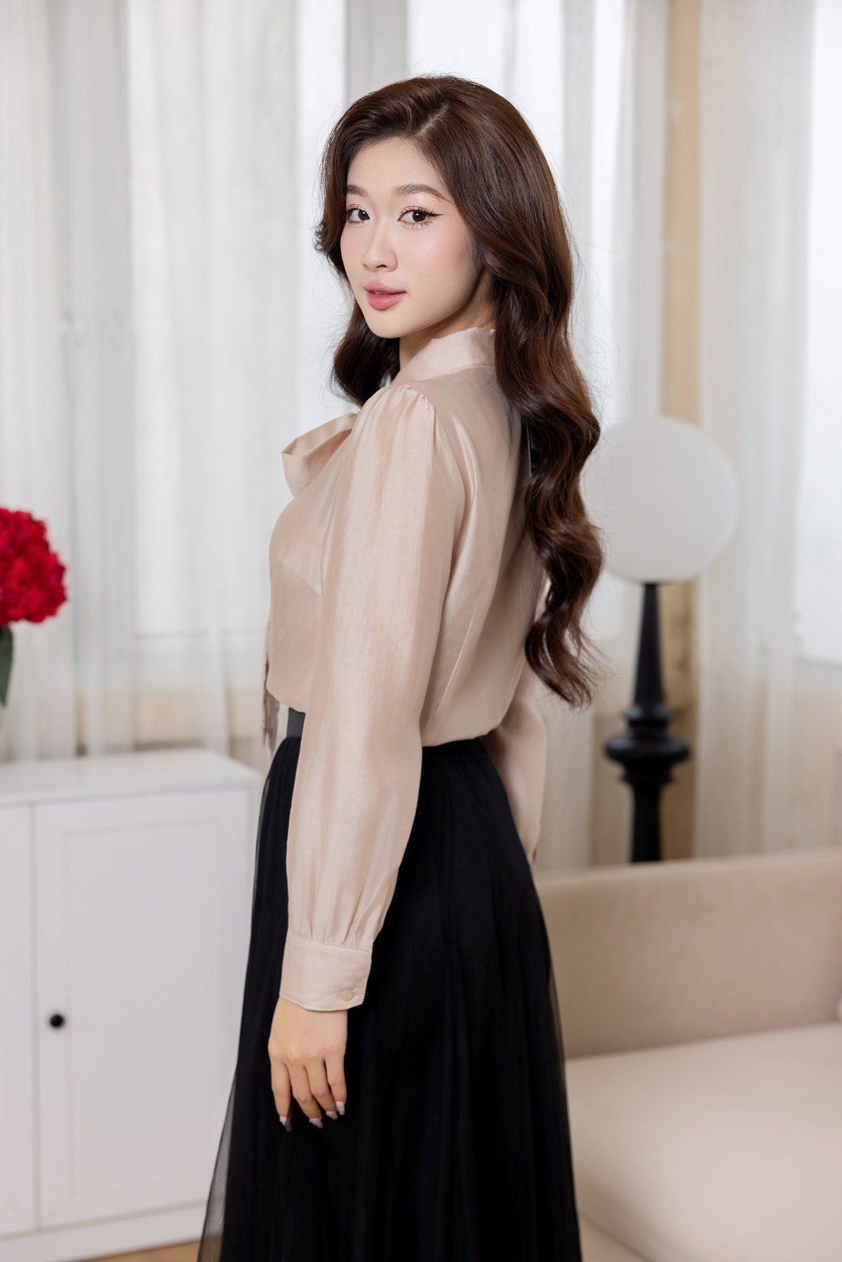 Áo sơ mi cổ nơ thêu chữ - L61H25Q008