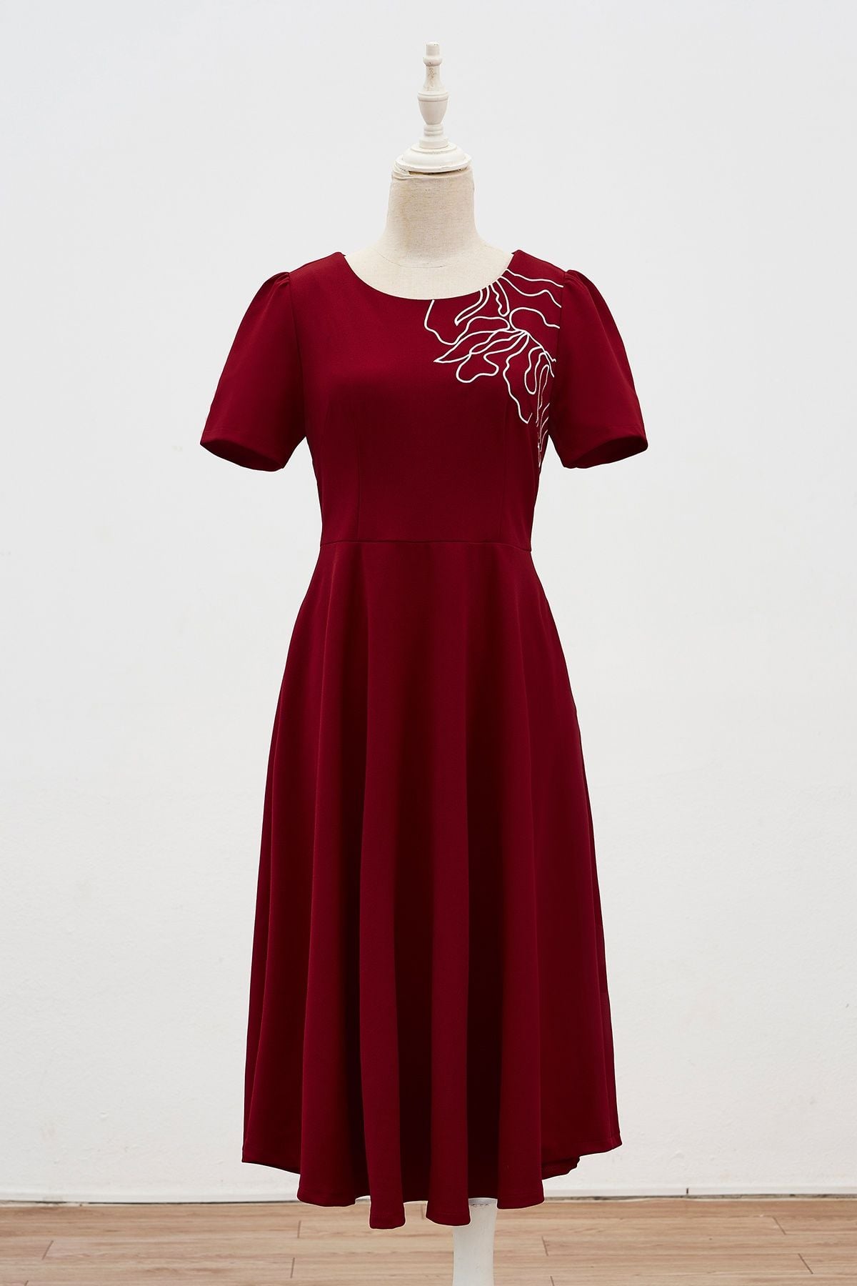 Đầm xòe thêu vai - L63L24Q049