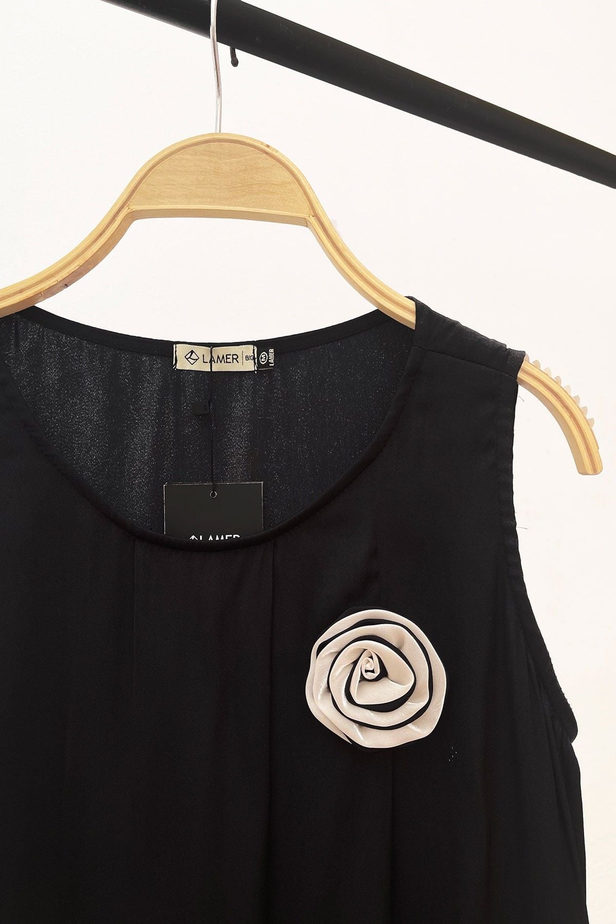 Đầm suông xếp ly hoa ngực  - L63T23H008