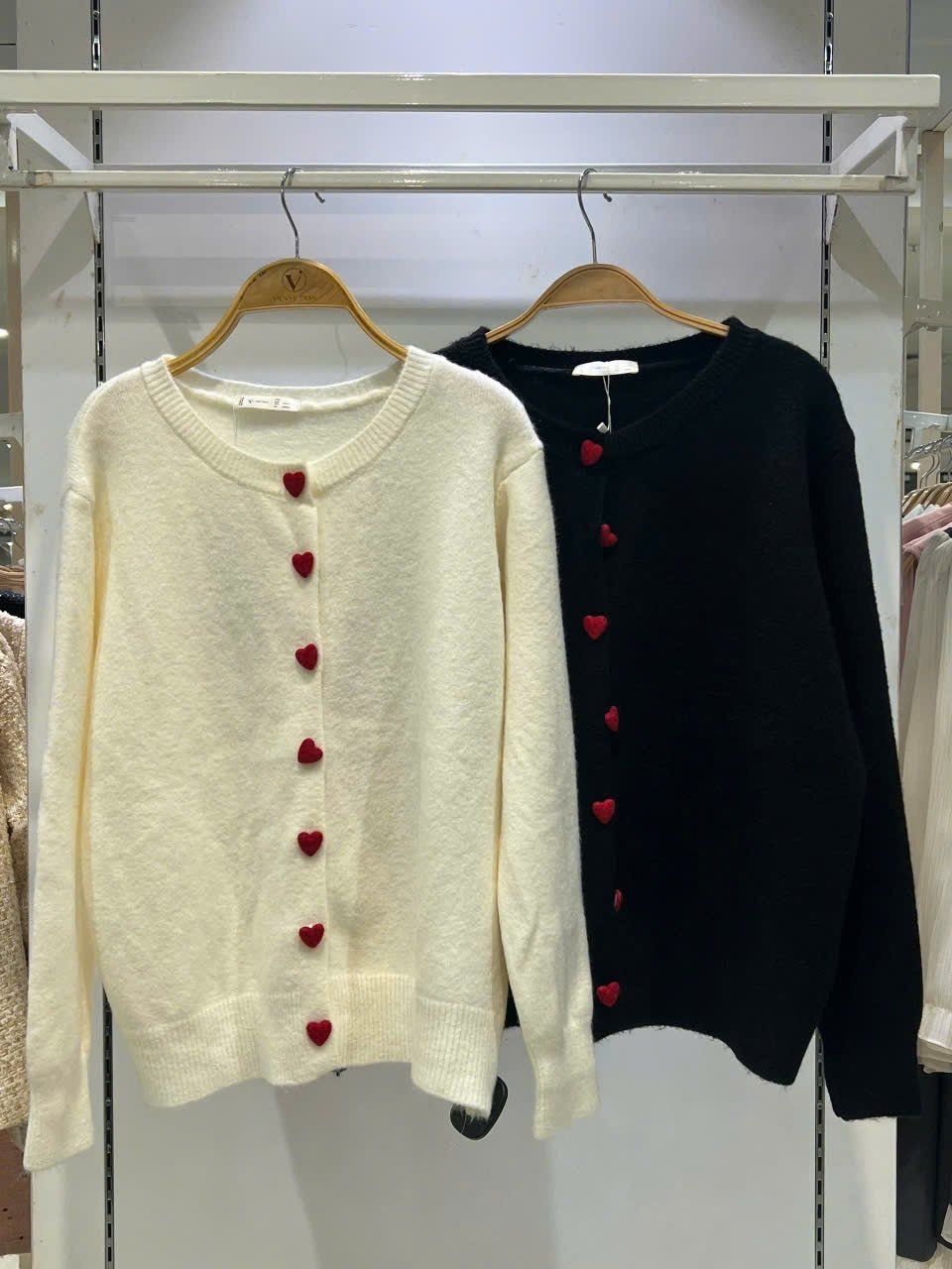 áo cardigan cổ tròn phối cúc tim - N65C24T016
